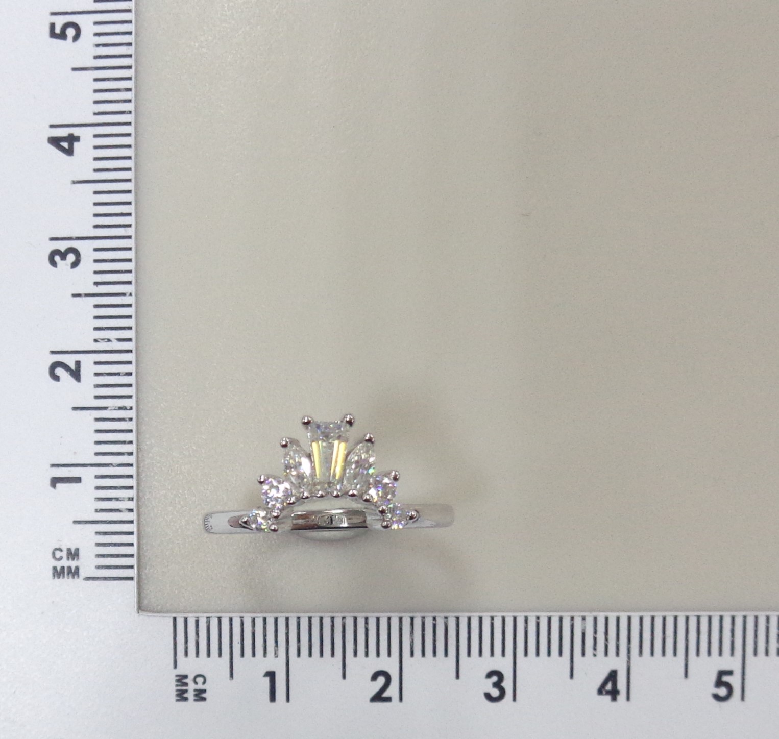 Серебряное кольцо с муассанитами